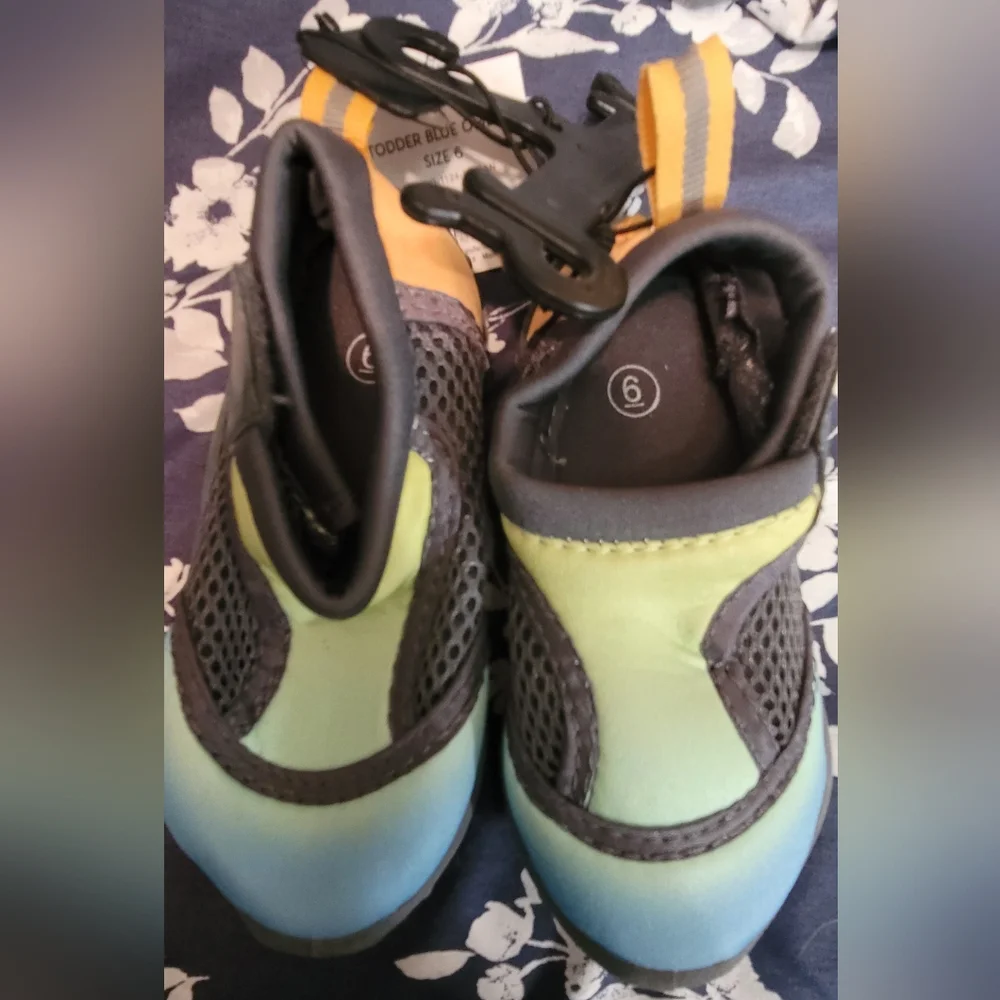 New With Tags Kids Gradient Blue and Green Water Shoes